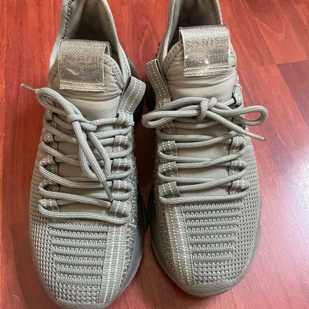 Sneakers wear couple times good condition